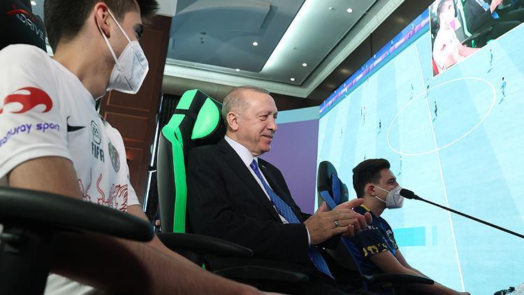 Cumhurbaşkanı Erdoğan, AK Parti Gençlik Kollarınca düzenlenen e-Spor turnuvasının final maçını izledi