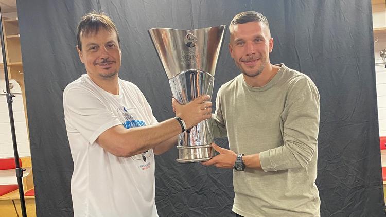 Lukas Podolski, Anadolu Efes maçı sonrası Fenerbahçeyi tiye aldı Ergin Ataman...