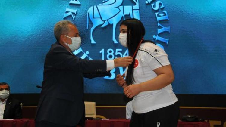 Akşehir Belediyesi halterde dünya üçüncüsü olan Nuran Yalçını ödüllendirdi