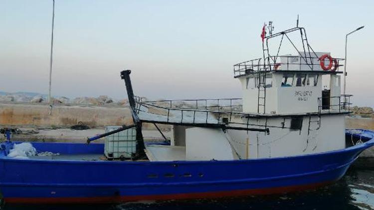 Çanakkale Boğazında arızalanan tekne kıyıya çekildi