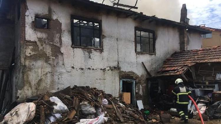 İki katlı ahşap ev yandı