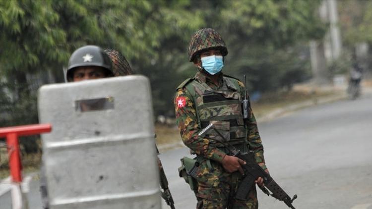 Myanmarda darbeden bu yana en az 800 askerin orduyu terk ettiği belirtildi