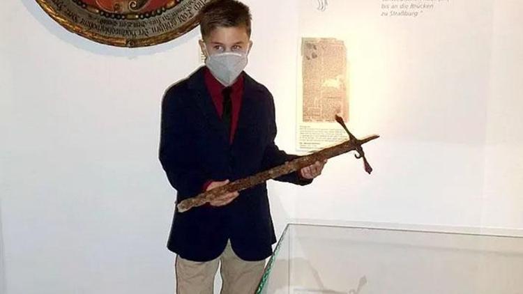 12 yaşındaki İlyas 400 yıllık kılıç buldu