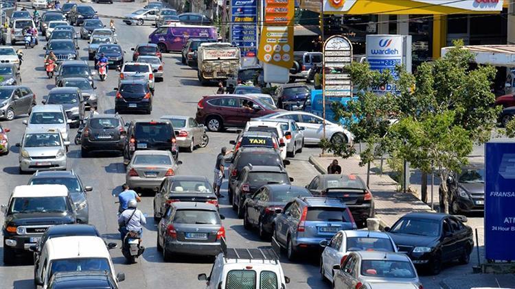 Dünya şokta: Lübnanda yakıt stoku tükenmek üzere... Araç kuyrukları böyle görüntülendi