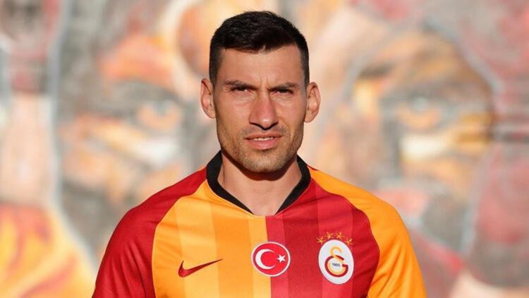 Son dakika: Galatasarayda ayrılık Şener Özbayraklı veda etti Başakşehir transferi açıkladı