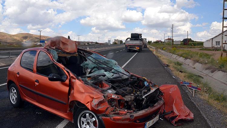 Kayseride, TIR’a çarpan otomobilde 4 kişilik aile yaralandı