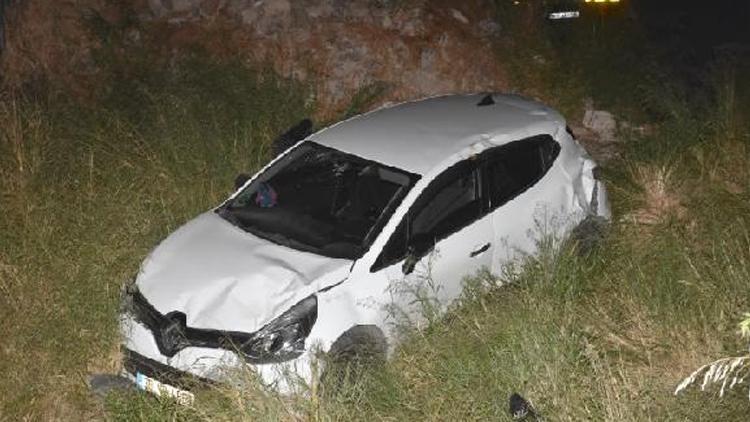Kaza yapan sürücü, araçta sıkışan yolcuları bırakıp kaçtı