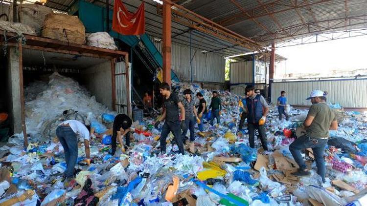 Yanlışlıkla çöpe atılan 10 bin liralık ürünleri belediye ekipleri buldu