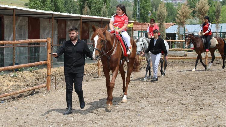 İşini bıraktı çiftliği yaşattı