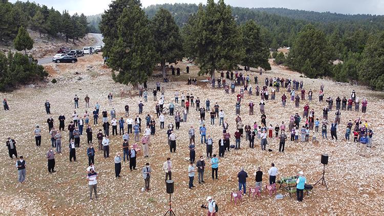 1700 rakımdaki tepede hepsi aynı amaçla toplandı