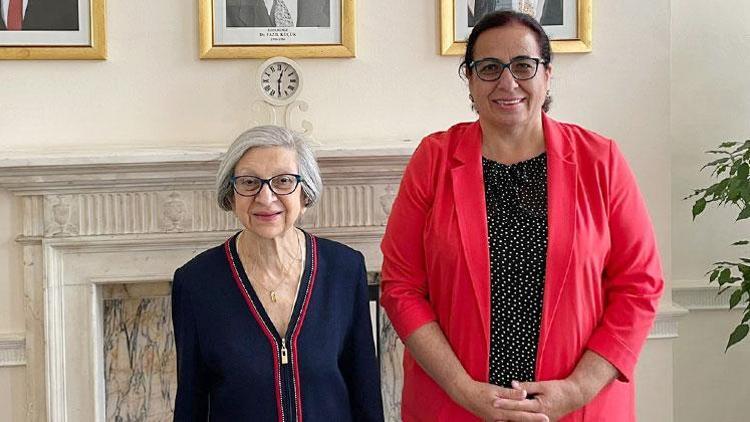 Kıbrıslı Türk kadın profesöre Kraliyet unvanı verildi