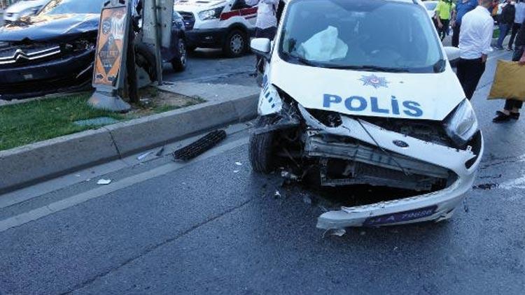 Polis aracı ile otomobil kafa kafaya çarpıştı: 2si polis, 3 yaralı