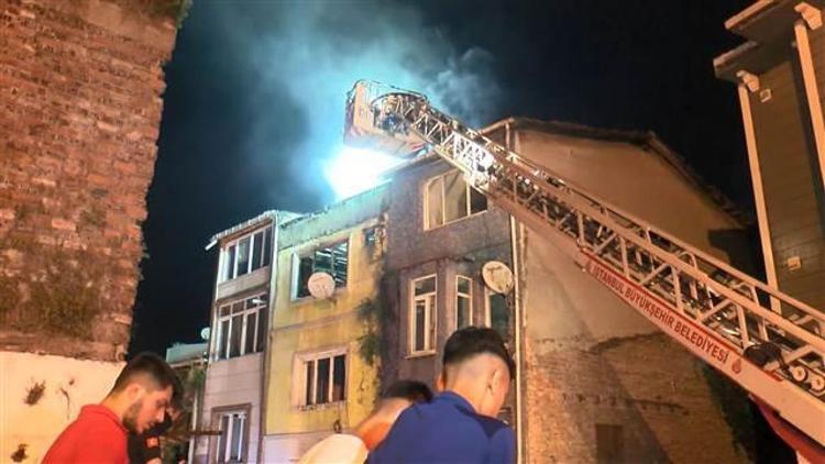 Fatihte 4 katlı apartmanda yangın paniği Çevre binalara da sıçradı