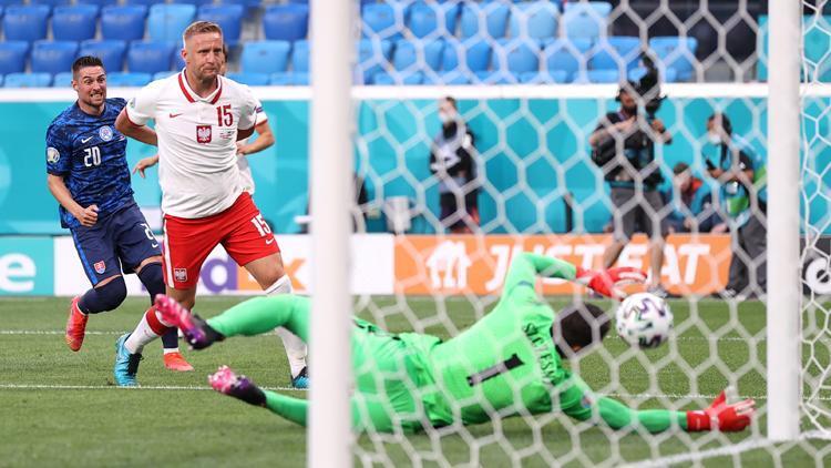 Polonya - Slovakya maçında Wojciech Szczesny yediği golle tarihe geçti