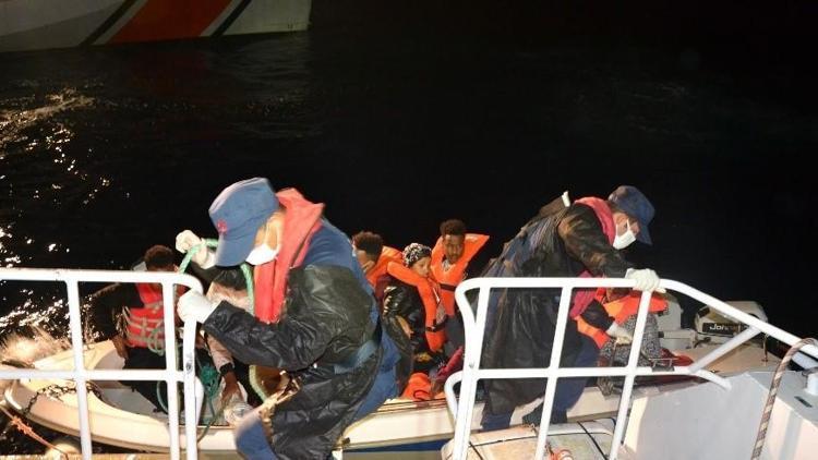 Balıkesir açıklarında Türk kara sularına itilen 8 sığınmacı kurtarıldı