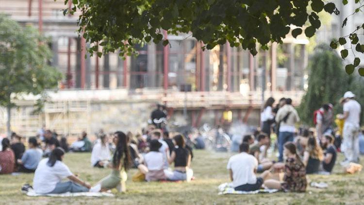 Berlin’de maskeler çıkıyor