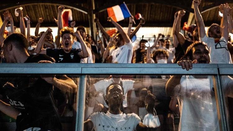 Fransa, maske zorunluluğu ve gece sokağa çıkma yasağını kaldırıyor