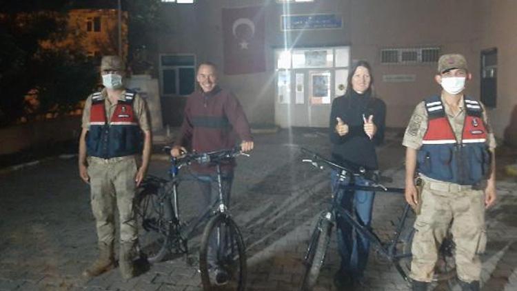 Bisikletle Türkiye turuna çıkan İsviçreli turistler büyük şok yaşadı