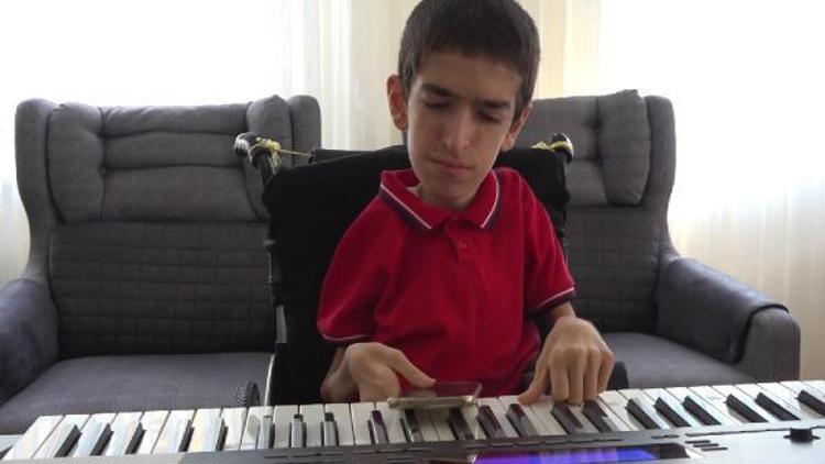17 yaşındaki SMA hastası Umut, hayata müzikle tutunuyor