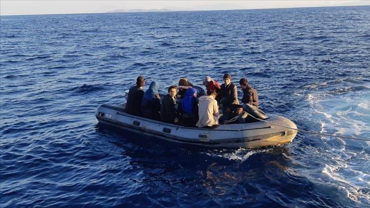 Datça açıklarında Yunanistan tarafından itilen 19 düzensiz göçmen kurtarıldı