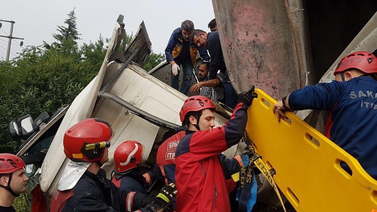 Sürücü devrilen kamyonun altında kaldı, babası kurtarılmasını bekledi