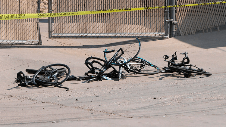 Arabasıyla bisiklet yarışına daldı: 6 yaralı