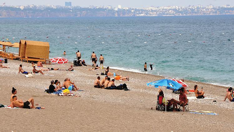 Antalyada turistler bulutlu havada da sahili doldurdu