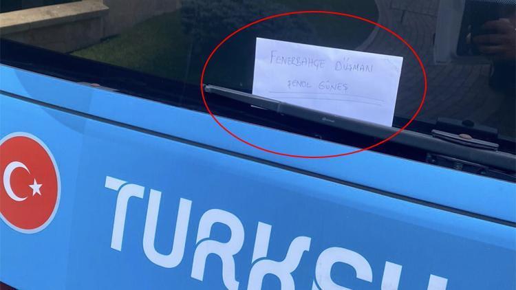 A Milli Takım otobüsü üzerine Fenerbahçe düşmanı Şenol Güneş yazısı asıldı