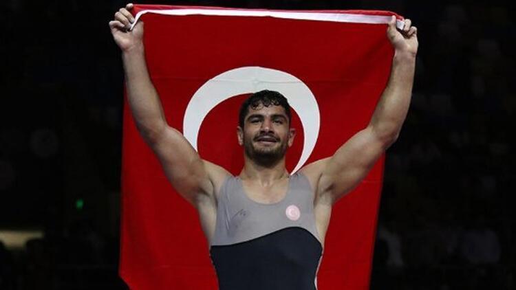 Şampiyon güreşçi Taha Akgül’den ’futbol’ sitemi