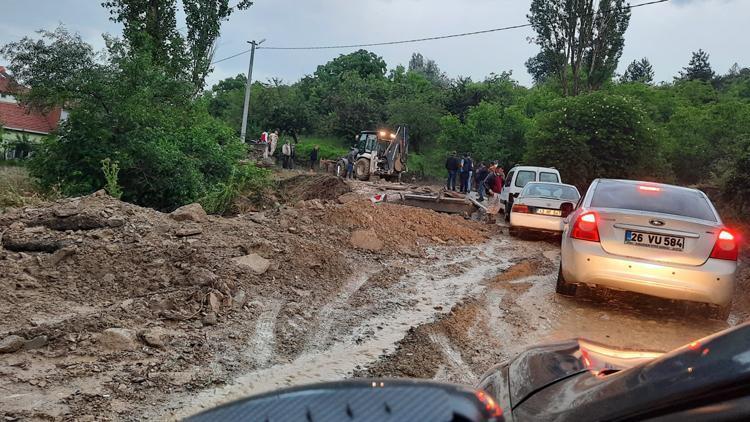 Kütahya’da sağanak su baskınlarına yol açtı