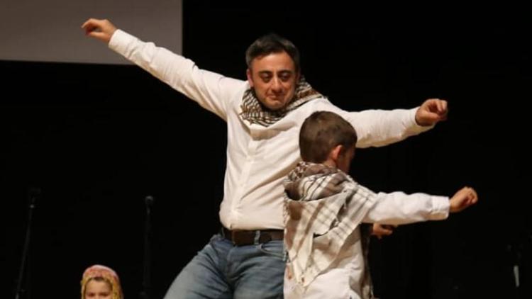 Tiyatronun perdesini Türk ve  mülteci çocuklar açıyor
