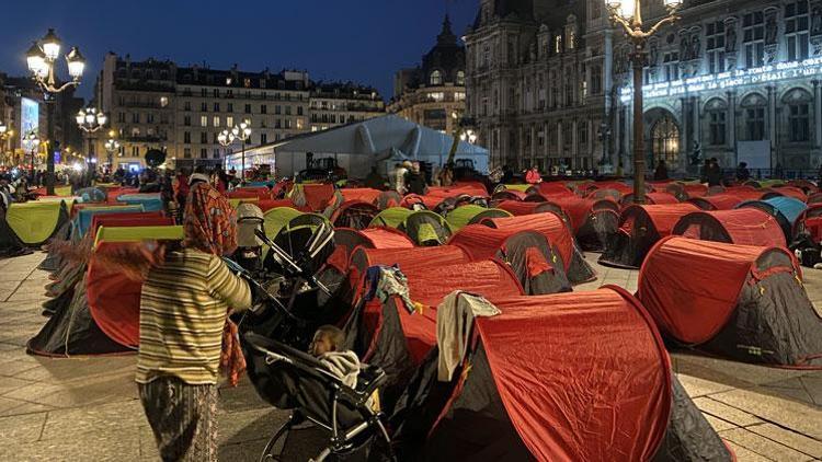 Refakatsiz çocuklar için Paris’te kamp kurdular