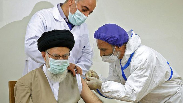 İran lideri Hamaney ülkesinde geliştirilen Kovid-19 aşısının ilk dozunu oldu