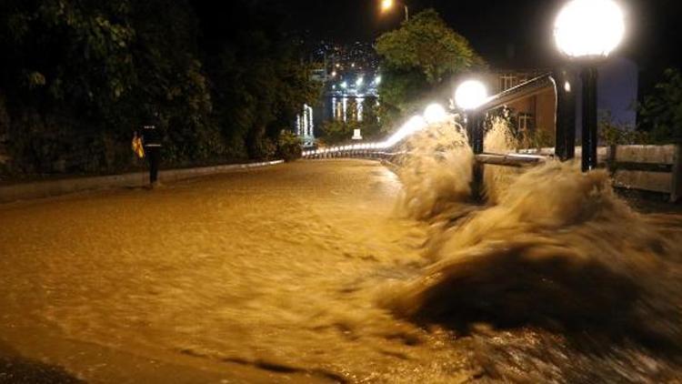 Zonguldakta, cadde ve sokaklar göle döndü