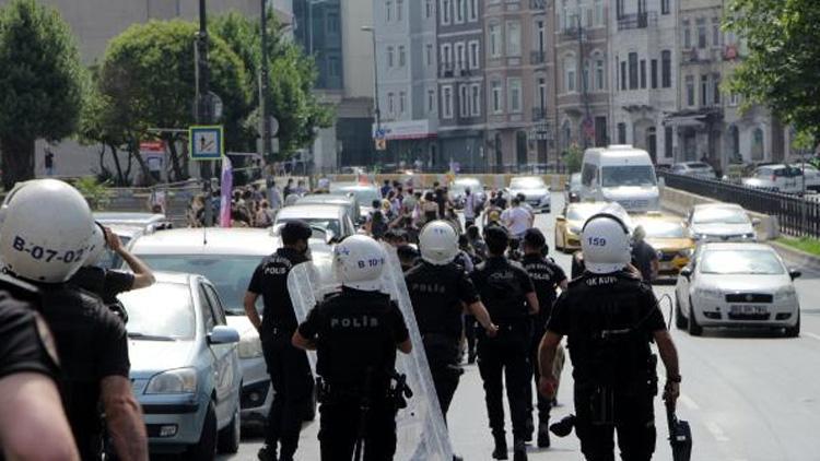 Beyoğlunda LGBT Onur Yürüyüşü için toplananlara polis müdahalesi