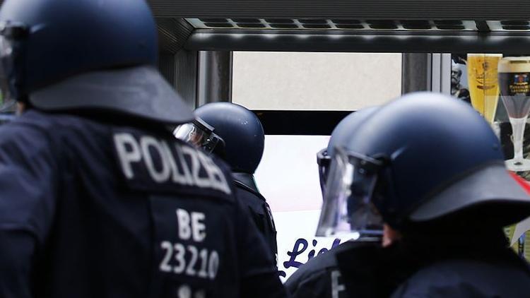 Almanyada polis, copuyla gazetecilere saldırdı