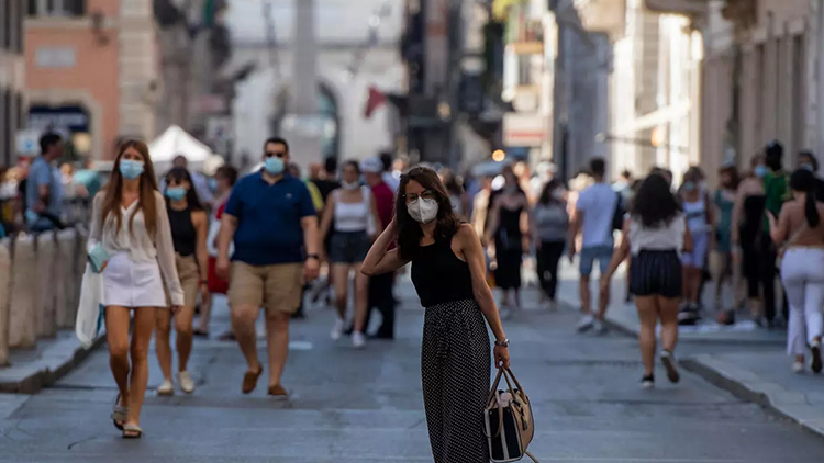 Son dakika: İtalyada açık alanda maske kullanma zorunluluğu kaldırıldı