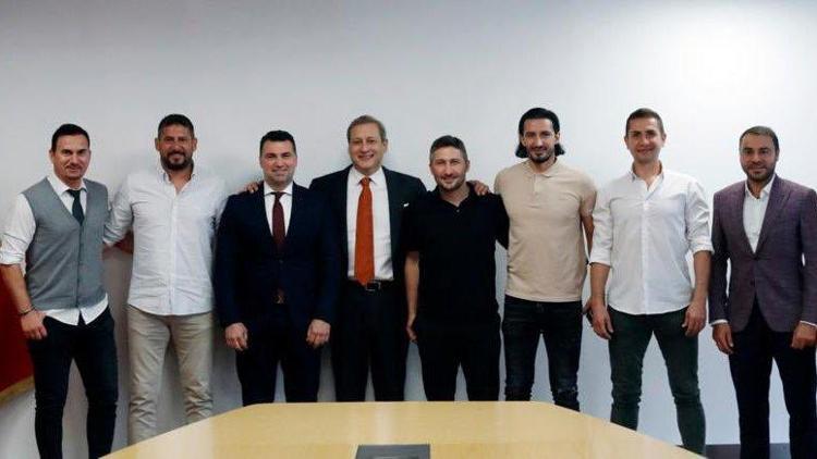 Galatasaraylı eski futbolculardan yeni başkan Burak Elmasa ziyaret