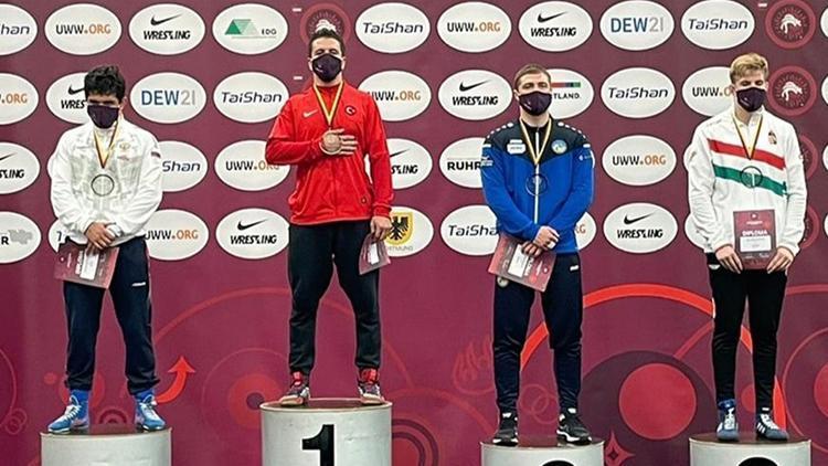 Avrupa Gençler Güreş Şampiyonasında serbest stil 97 kiloda Polat Polatçı, altın madalya kazandı