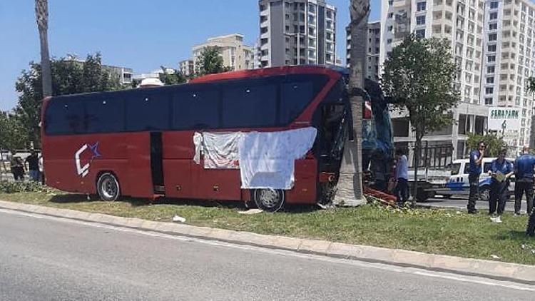 Ağaca çarpan yolcu otobüsünün şoförü öldü Firma ismi çarşafla kapatıldı