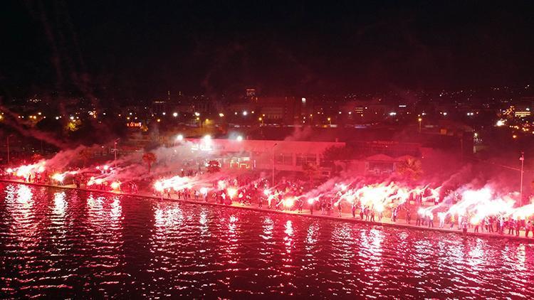 Samsunsporun 56ıncı kuruluş yıl dönümünü taraftarlar meşale gösterisi ile kutladı
