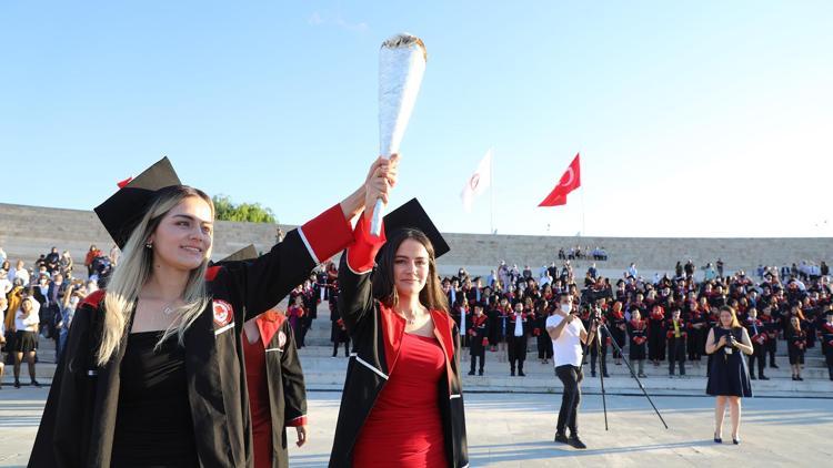 İkizler tıp fakültesini birincilikle bitirdi