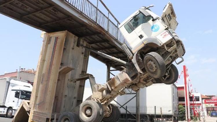 Kamyonun açılan damperi üst geçide sıkıştı