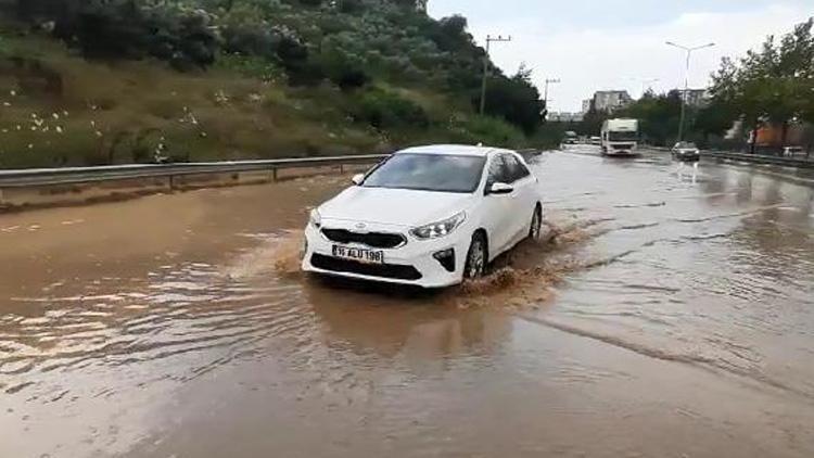 10 dakikalık yağmur yolu göle çevirdi Sürücülerin zor anları