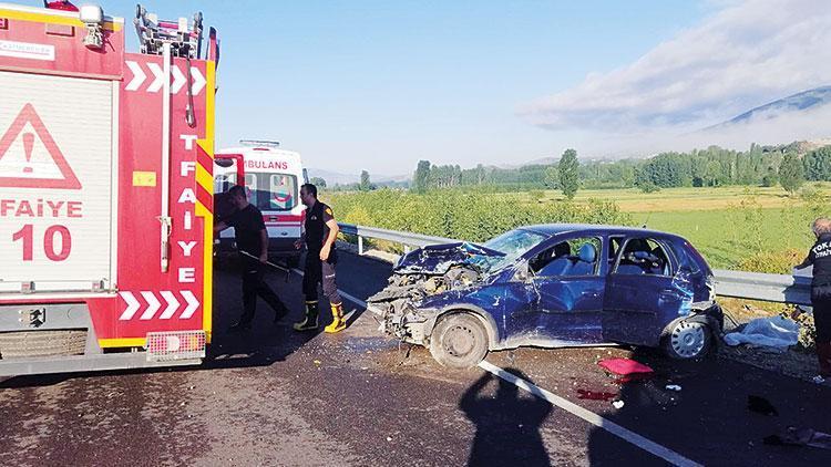 Bariyerlere çarptı: 8.5 aylık hamile Esra ve minik Taha öldü