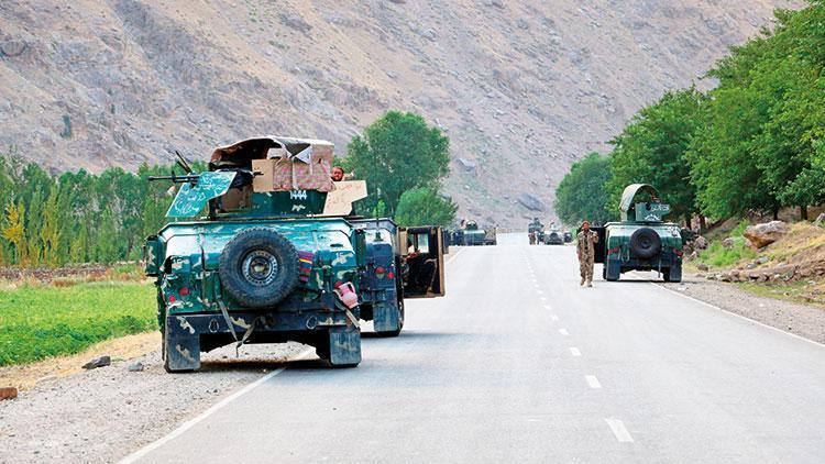 Taliban saldırıyor Afganlar kaçıyor