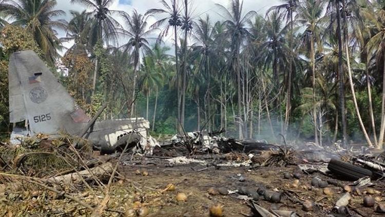 Filipinlerde düşen askeri uçağın kara kutusu bulundu