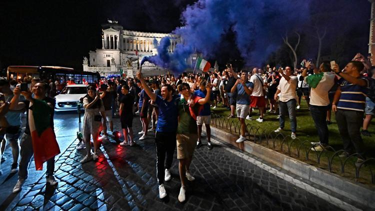 İtalya Milli Takımının EURO 2020de finale çıkması Romada coşkuyla kutlandı