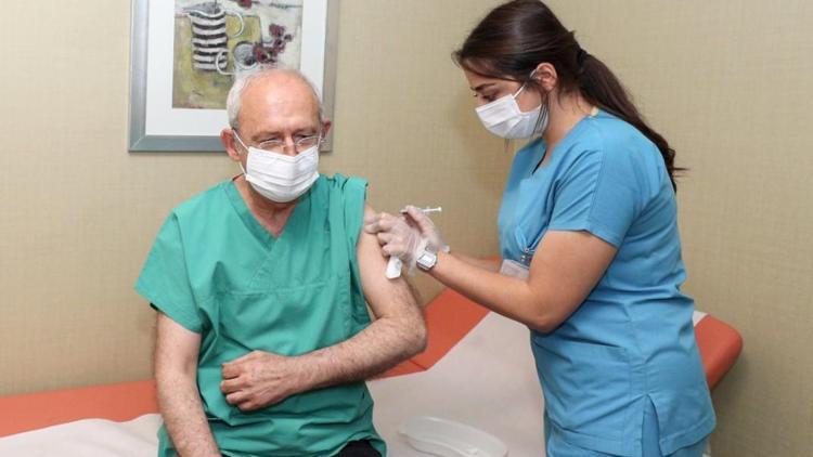 CHP Lideri Kemal Kılıçdaroğlu, 3’üncü doz koronavirüs aşısını yaptırdı