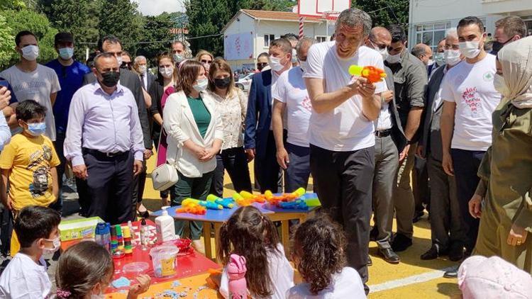 Bakan Selçuk öğrencilerle su savaşı yaptı